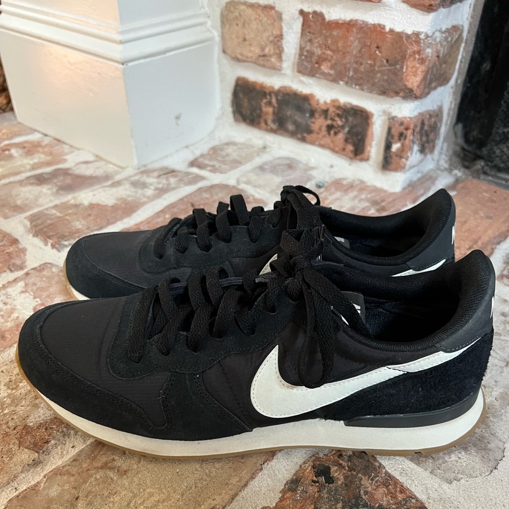 Nike Internationalist women’s sneakers size 10 - like new!